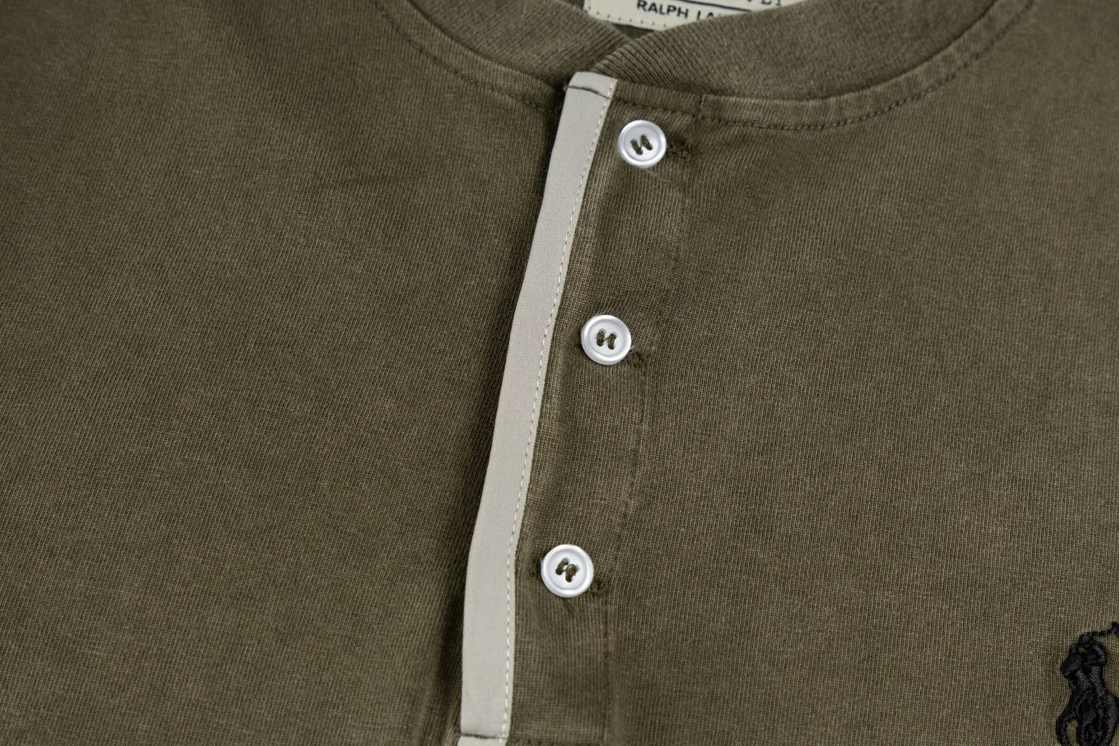 P196 #R85 Ralph Lauren washed heavy brushed distressed henley stand-up collar open chest long-sleeved bottoming shirt thin sweatshirt fabric 100% Xinjiang long-staple cotton, imported embroidered logo on the chest custom threaded collar, classic embroidery, the highest version, suitable for business and leisure daily use! 🌘3-button placket, laser logo pearlescent resin buttons, cuffs and hem are double-stitched, different from the currency version. Washed and distressed, sand-washed and stir-fried. Color: White, Black, Navy Blue, Army Green, Gray Size: S M L XL Length: 69/70/72/75 Bust: 102/108/116/124 Shoulder width: 43/45/47/49 Recommended weight: 100-120/120-140/140-160/160-180 pounds